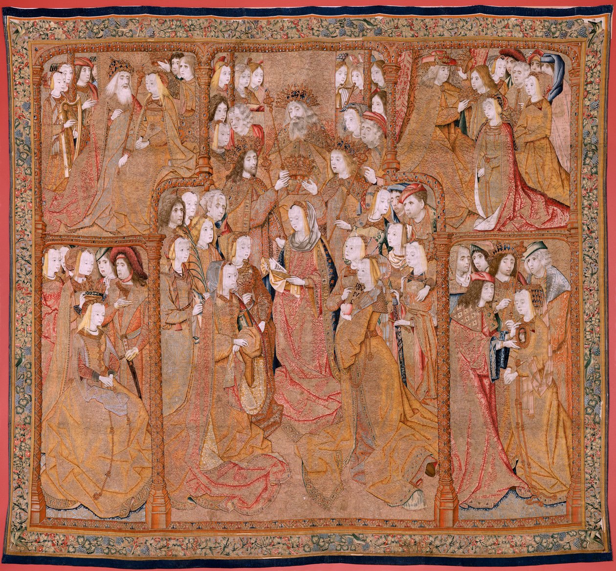 Tapiz flamenco. Serie Devoción de Nuestra Señora o Paños de Oro. La Coronación de la Virgen (La Coronación de la Virgen). Cuarto tapiz de la serie. Modelo Dibujante del círculo de Colyn de Coter. Fabricación Pieter van Aelst, Bruselas. Ca 1500-15 de Flemish School