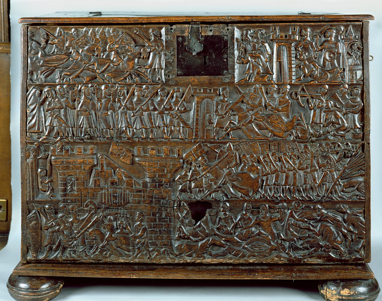 El cofre de Courtrai que representa escenas de la Batalla de las Espuelas de Oro luchada en Courtrai en 1302 de Flemish School