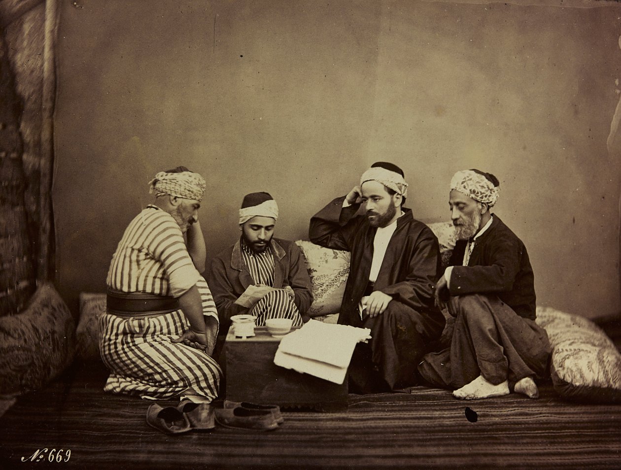 Álbum Damas y Baalbek: Un grupo de sirios sentados alrededor de una mesa de Félix Bonfils