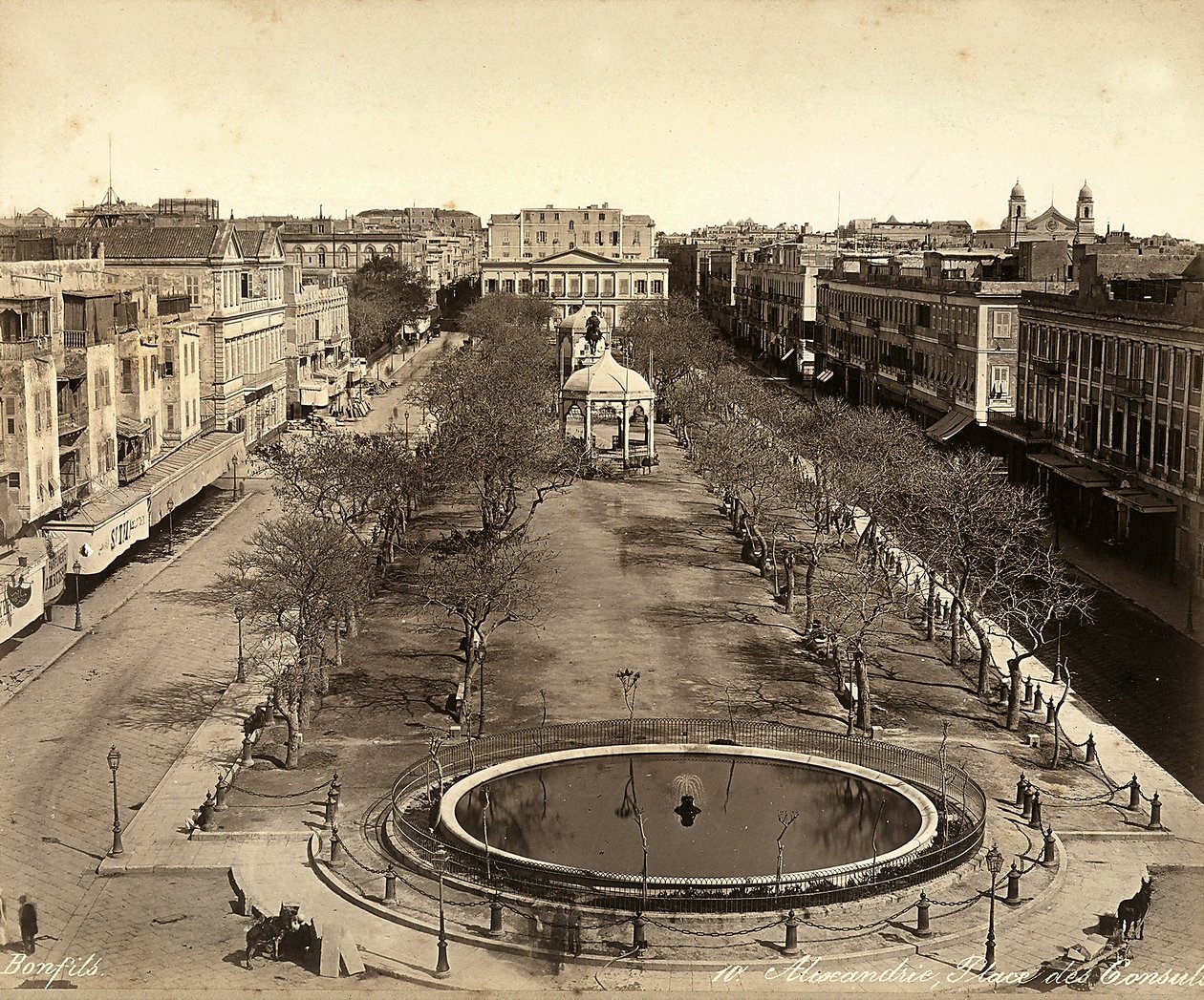 Alejandría, Egipto: Plaza de los Cónsules, con una gran fuente redonda de Félix Bonfils
