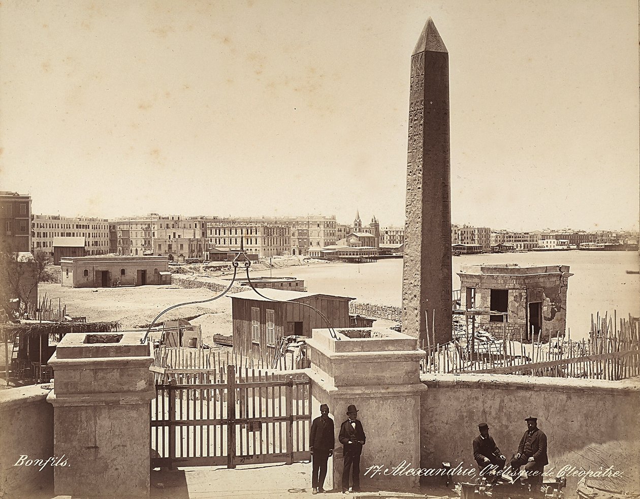 Alejandría, Egipto: el Obelisco de Cleopatra, con cuatro hombres posando para la fotografía de Félix Bonfils