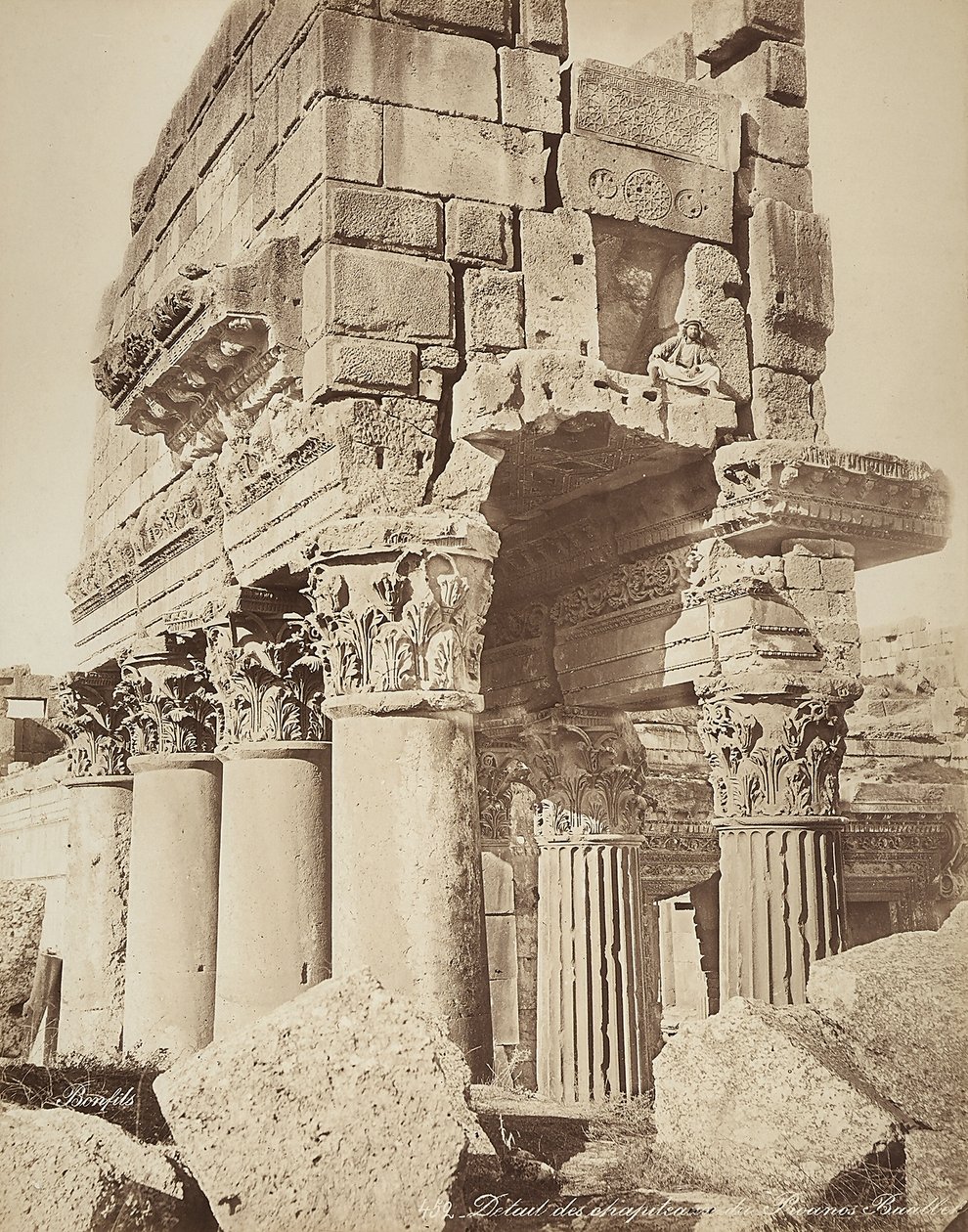 Detalle del pronaos del Templo de Baco, en la zona arqueológica de Heliópolis o Baalbek, antigua ciudad siria, ahora Líbano de Félix Bonfils