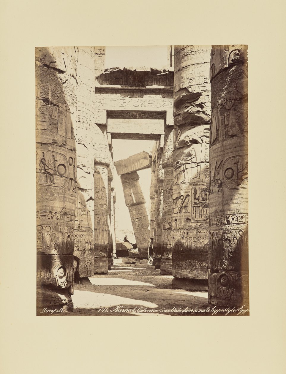 Karnak. Columna inclinada en la sala hipóstila, Egipto de Félix Bonfils