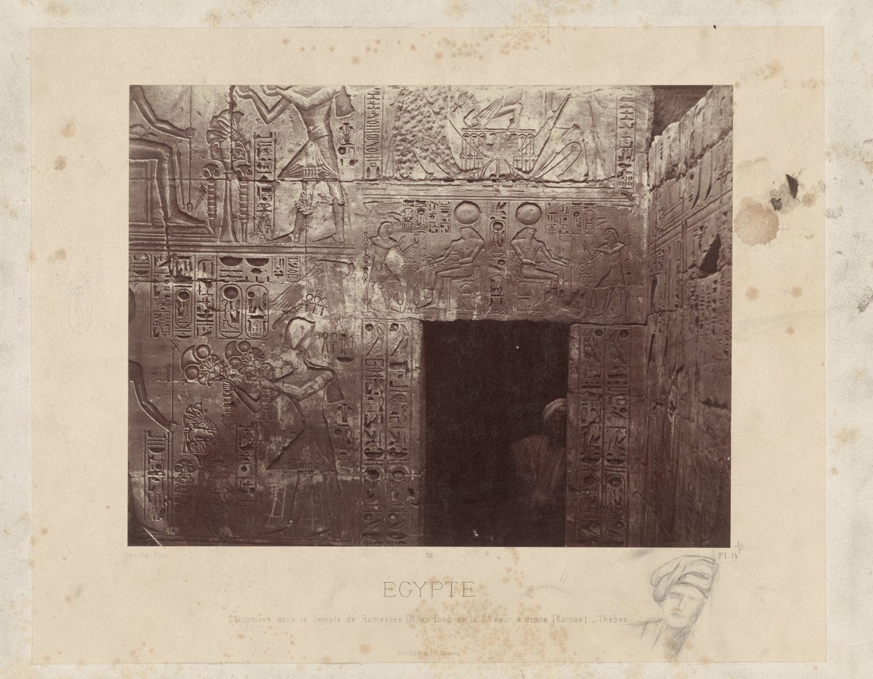 Hombre en een deuroopening en de temple van Ramses III en Egipto Esculturas en el Templo de Ramsés III, en la parte posterior del segundo patio, a la derecha (Karnak) - Tebas (título sobre el objeto) Egipto (título de la serie sobre el objeto) de Félix Bonfils