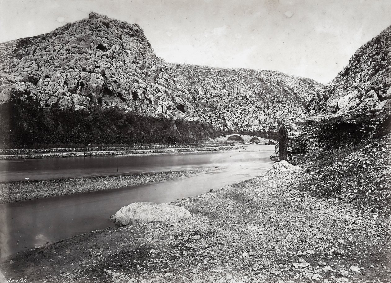 "Nahr el-Kalb" (el río del perro) entre las montañas del Líbano, cerca de Beirut, en Palestina de Félix Bonfils