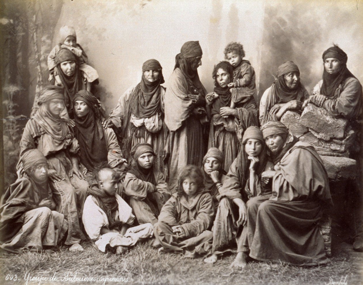 Retrato de un grupo de beduinos sirios con vestimenta étnica humilde de Félix Bonfils