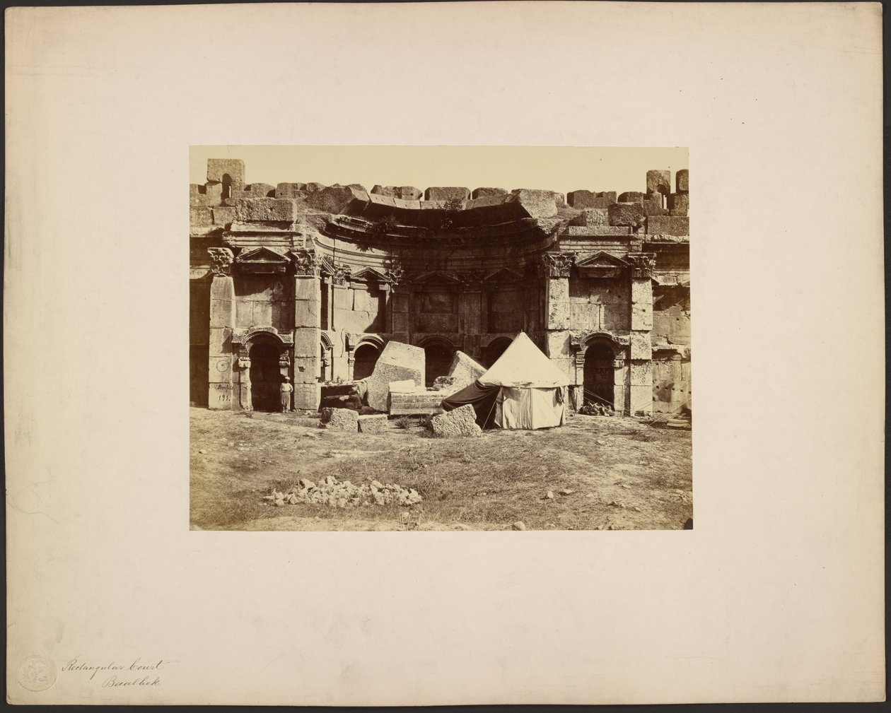 Patio rectangular, Baalbek de Félix Bonfils