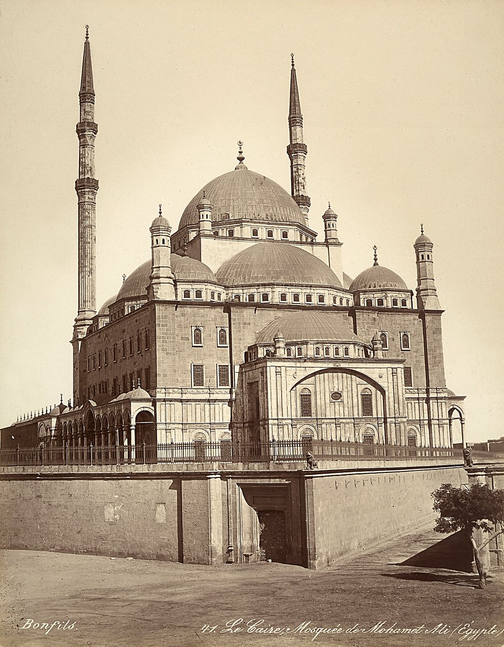 La Mezquita de Muhammad Ali, conocida como la Mezquita de Alabastro, en El Cairo, Egipto de Félix Bonfils