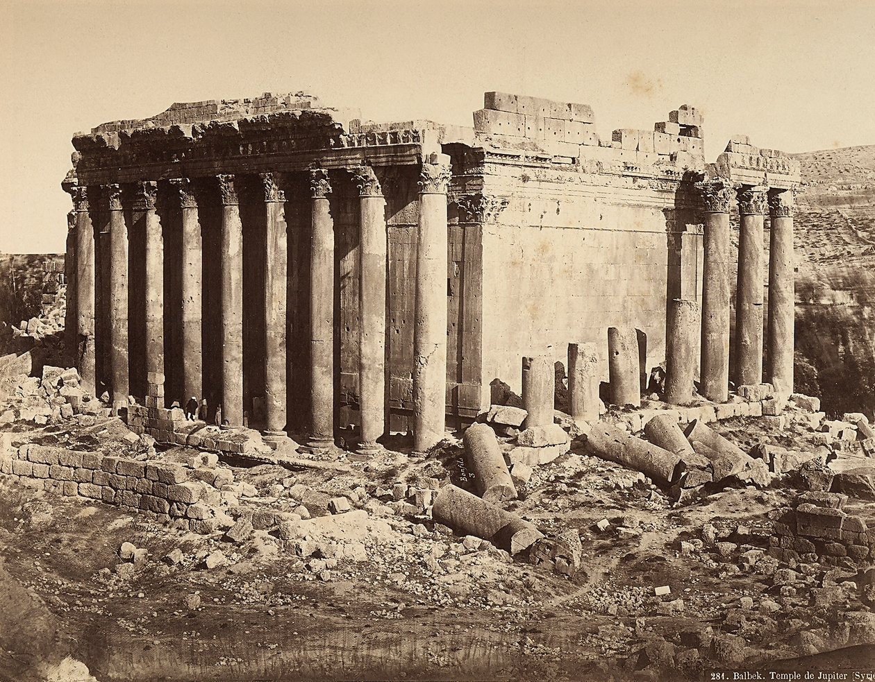 El Templo de Baco, en la zona arqueológica de Heliópolis o Baalbek, antigua ciudad siria, ahora Líbano de Félix Bonfils