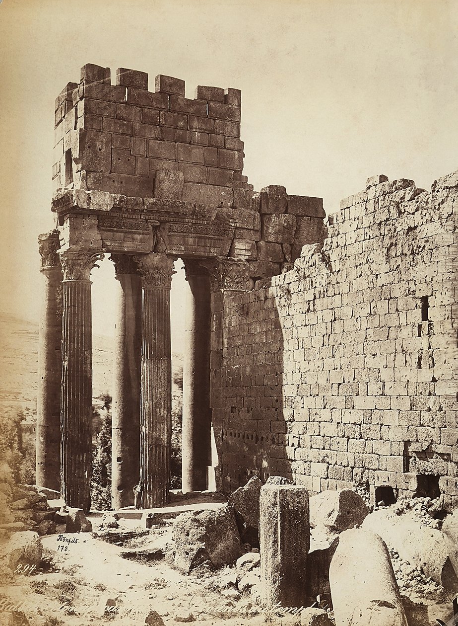 Las ruinas del Templo de Júpiter o del Sol, en la zona arqueológica de Heliópolis o Baalbek, antigua ciudad siria, ahora Líbano de Félix Bonfils