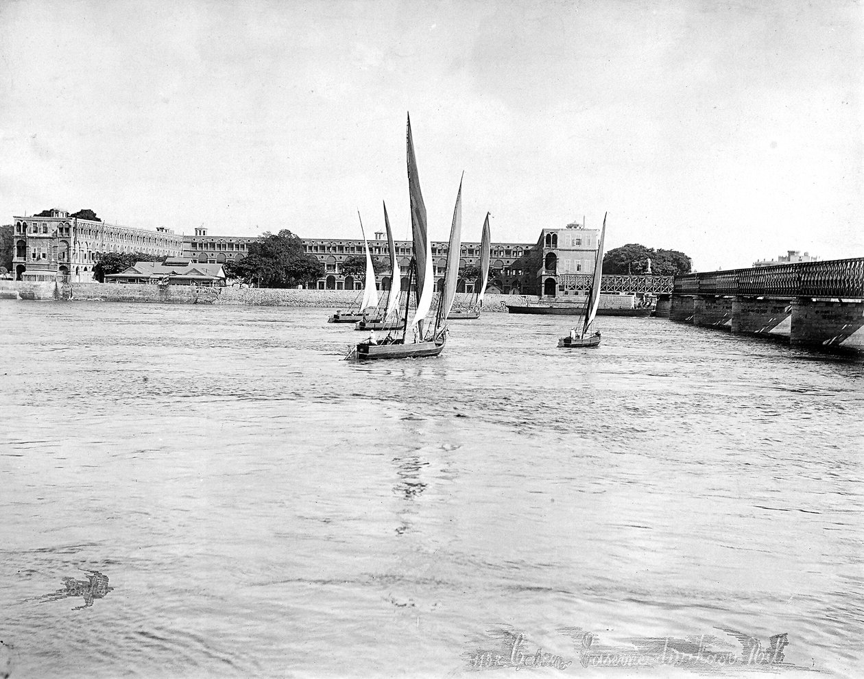 Vista de los cuarteles con vista al Nilo cerca del puente Kasr, en El Cairo, Egipto de Félix Bonfils