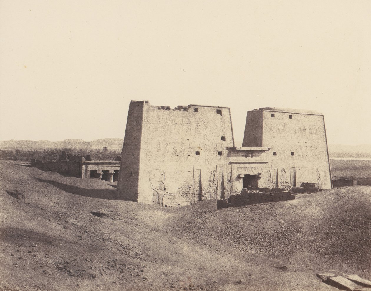 Edfou Apollonopolis Magna, Vista general del templo, 1851-52, impreso 1853-54 de Félix Teynard