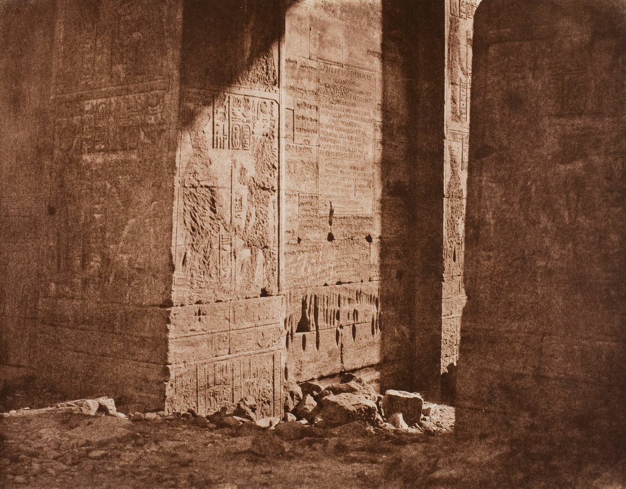 Primer pilón - Inscripción francesa tallada en el estribo oriental en el punto H, Isla de Fila (Filé) de Félix Teynard