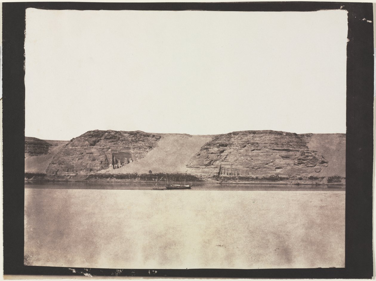 Vista general de los monumentos excavados en la roca con Dahabieh del fotógrafo. Abu Simbel de Félix Teynard