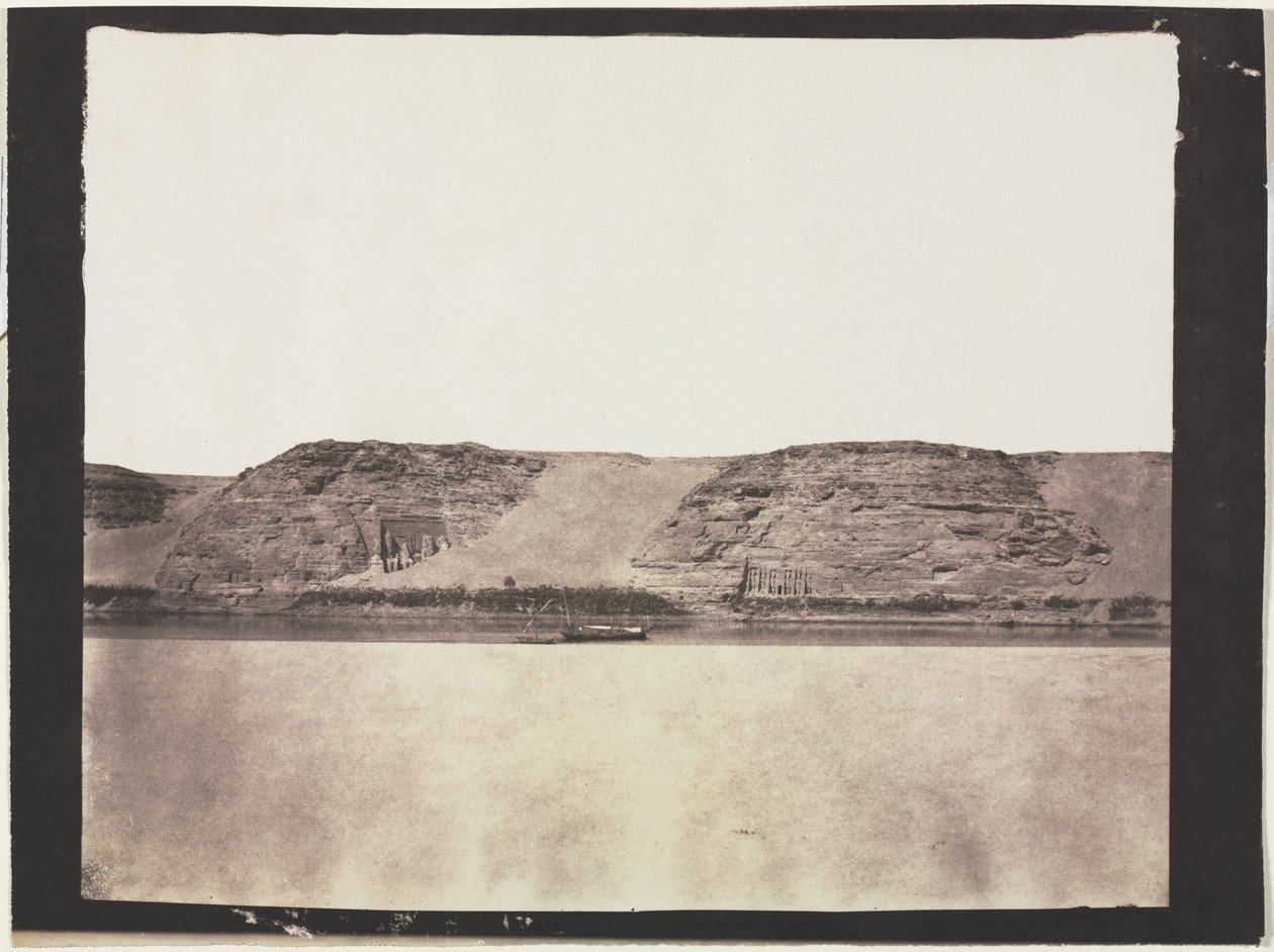 Vista general de monumentos tallados en la roca con fotógrafos Dahabieh. Abu Simbel, 1851-1852 de Félix Teynard
