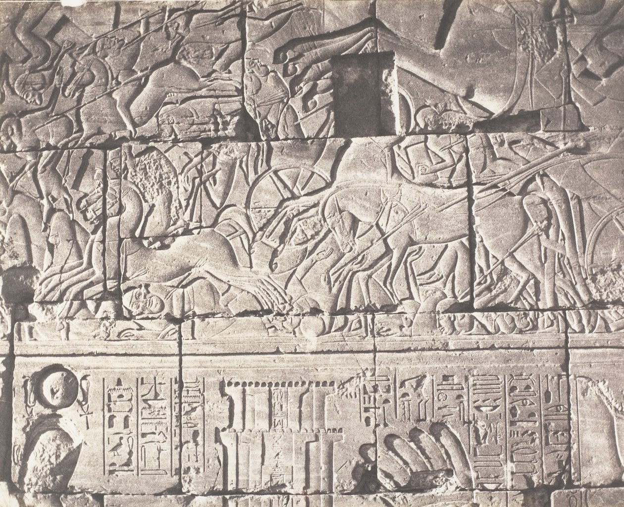 Karnak Tebas, Enceinte del Palacio - Detalles de esculturas en el Punto O, 1851-52, impreso 1853-54 de Félix Teynard