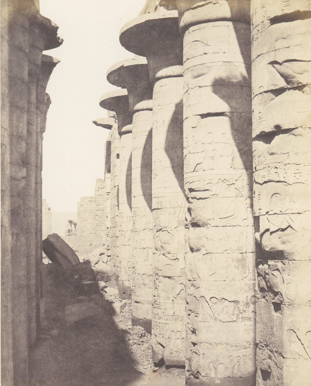 Karnak Tebas, Palais - Salle Hypostyle - Colonnade Centrale Vue du ..., 1851-52, impreso 1853-54 de Félix Teynard