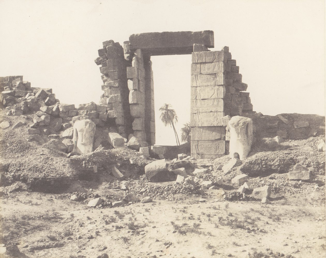 Karnak Tebas, Primer Pilón - Ruinas de la Puerta y los Colosos de Félix Teynard