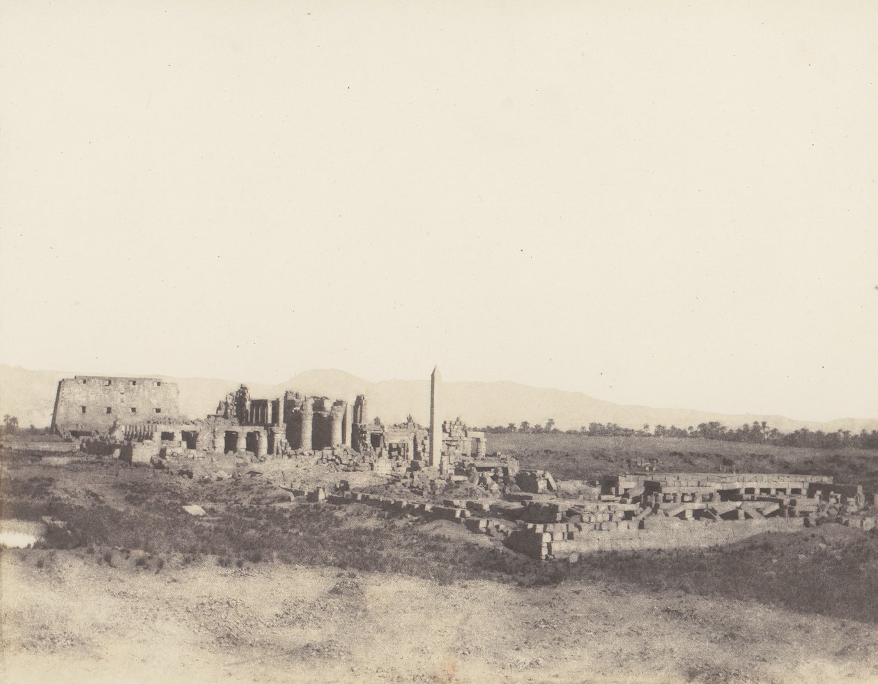 Karnak Tebas, Vista General de las Ruinas Tomada desde el Sureste, en T, 1851-52, impreso 1853-54 de Félix Teynard