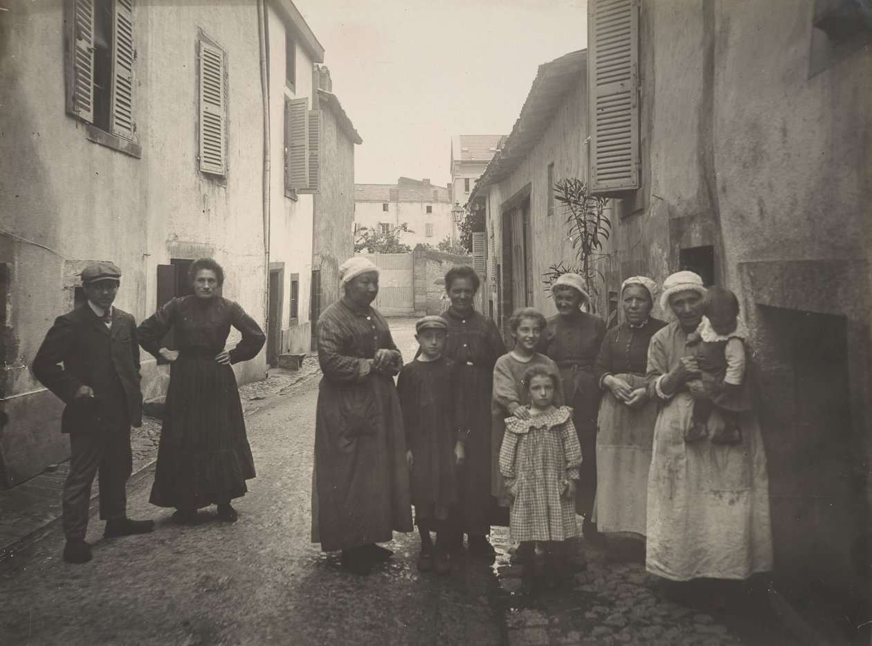 [Grupo de adultos y niños en una calle de un pueblo en Auvernia], ca. 1910 de Félix Thiollier