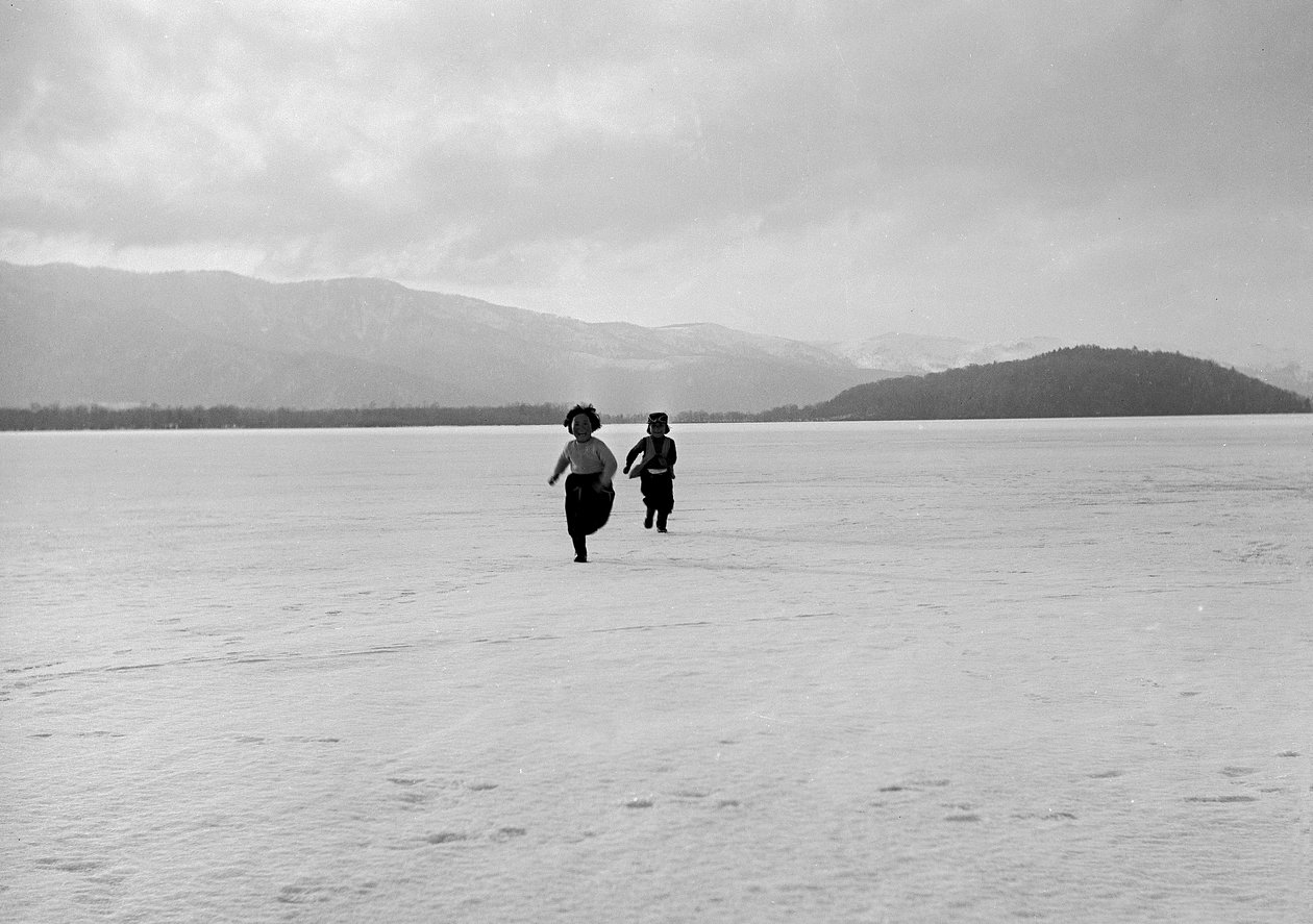 Niños ainu en el lago helado de Kutcharo de Fosco Maraini