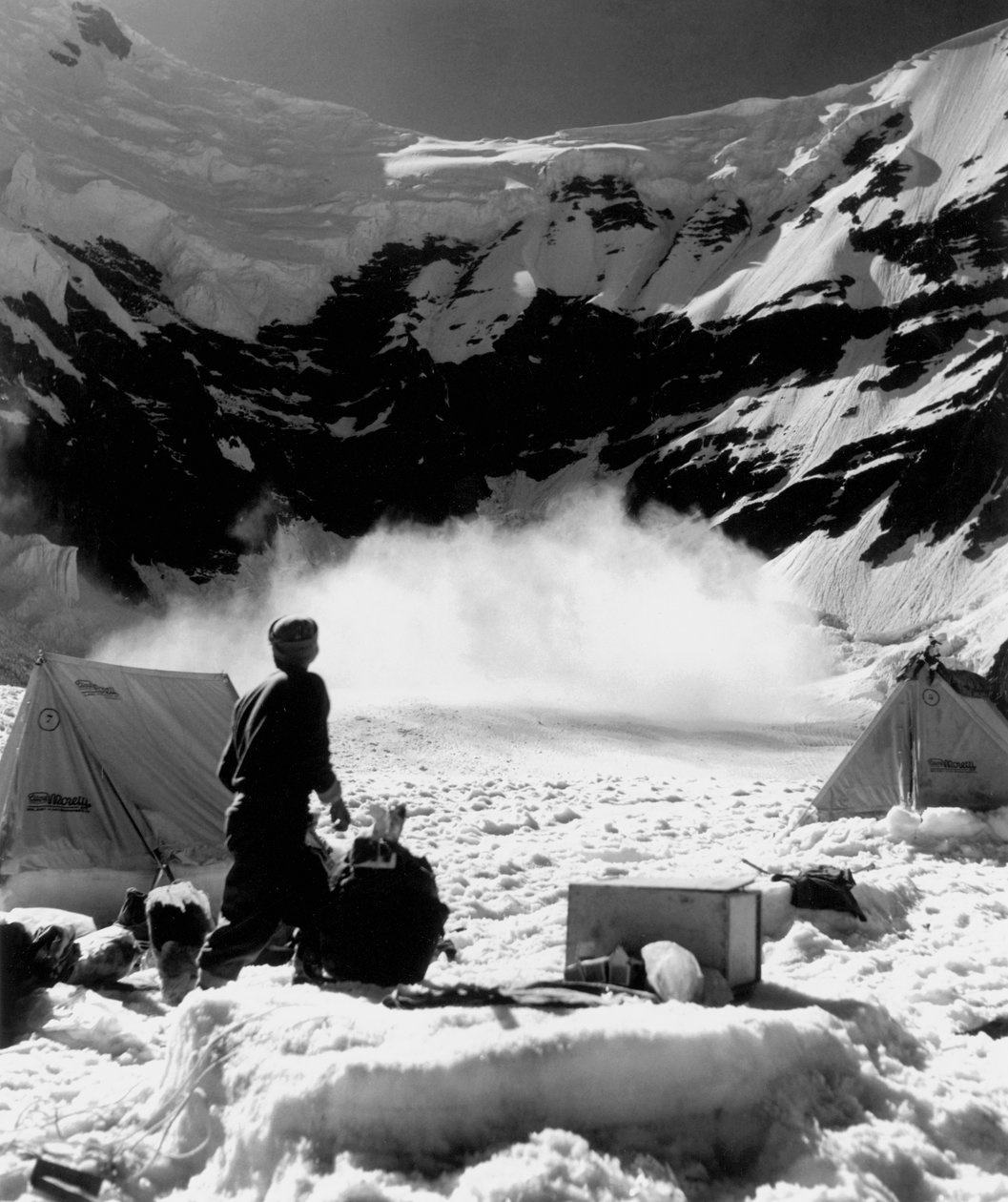 Campamento base y avalancha cercana A 5100 m. de Fosco Maraini