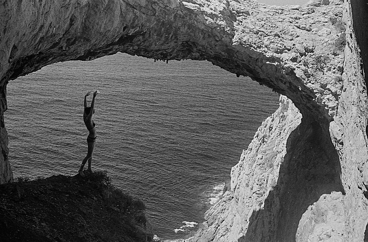 Bañista en una cueva de Capo Zafferano de Fosco Maraini