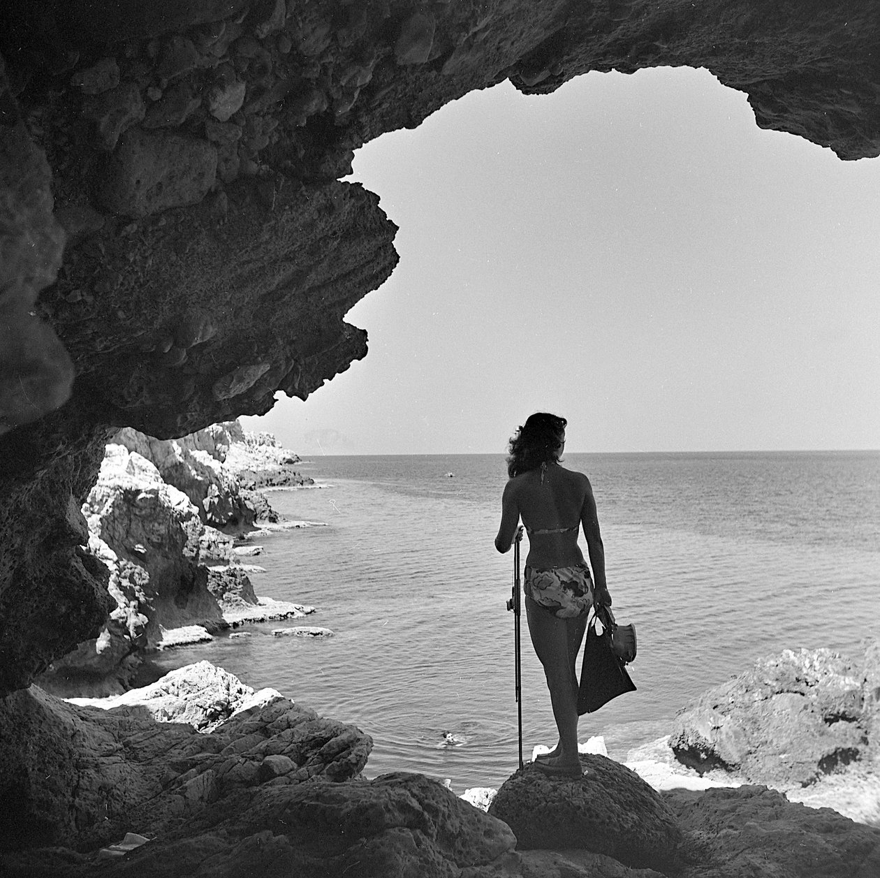 Bañista en el acantilado mirando al mar cerca del pueblo de Aspra, cerca de Palermo, Sicilia, hacia 1950 (foto b/n) de Fosco Maraini
