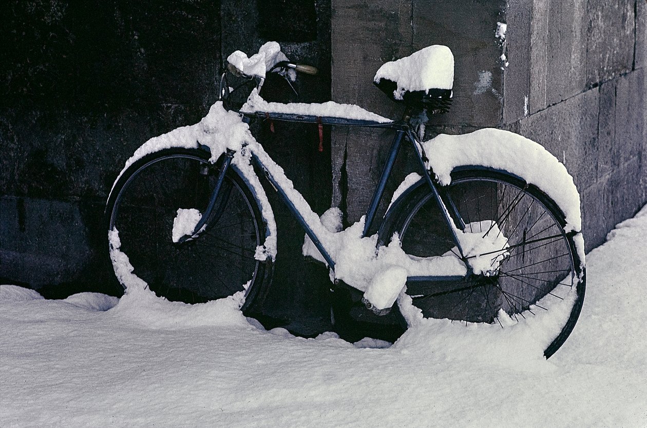 Ciclismo en la nieve, Florencia de Fosco Maraini