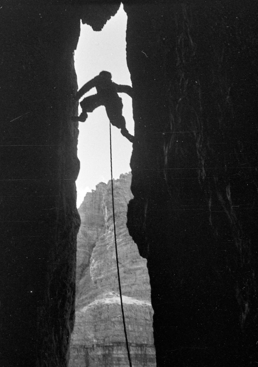 Dolomitas: escalador en el Dülfer de Cima Grande di Lavaredo de Fosco Maraini