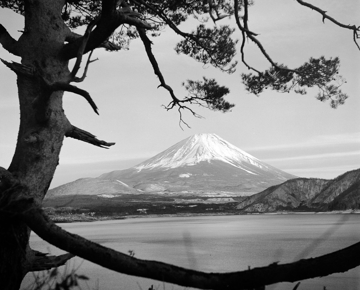 El monte Fuji, desde el lago Motosu de Fosco Maraini
