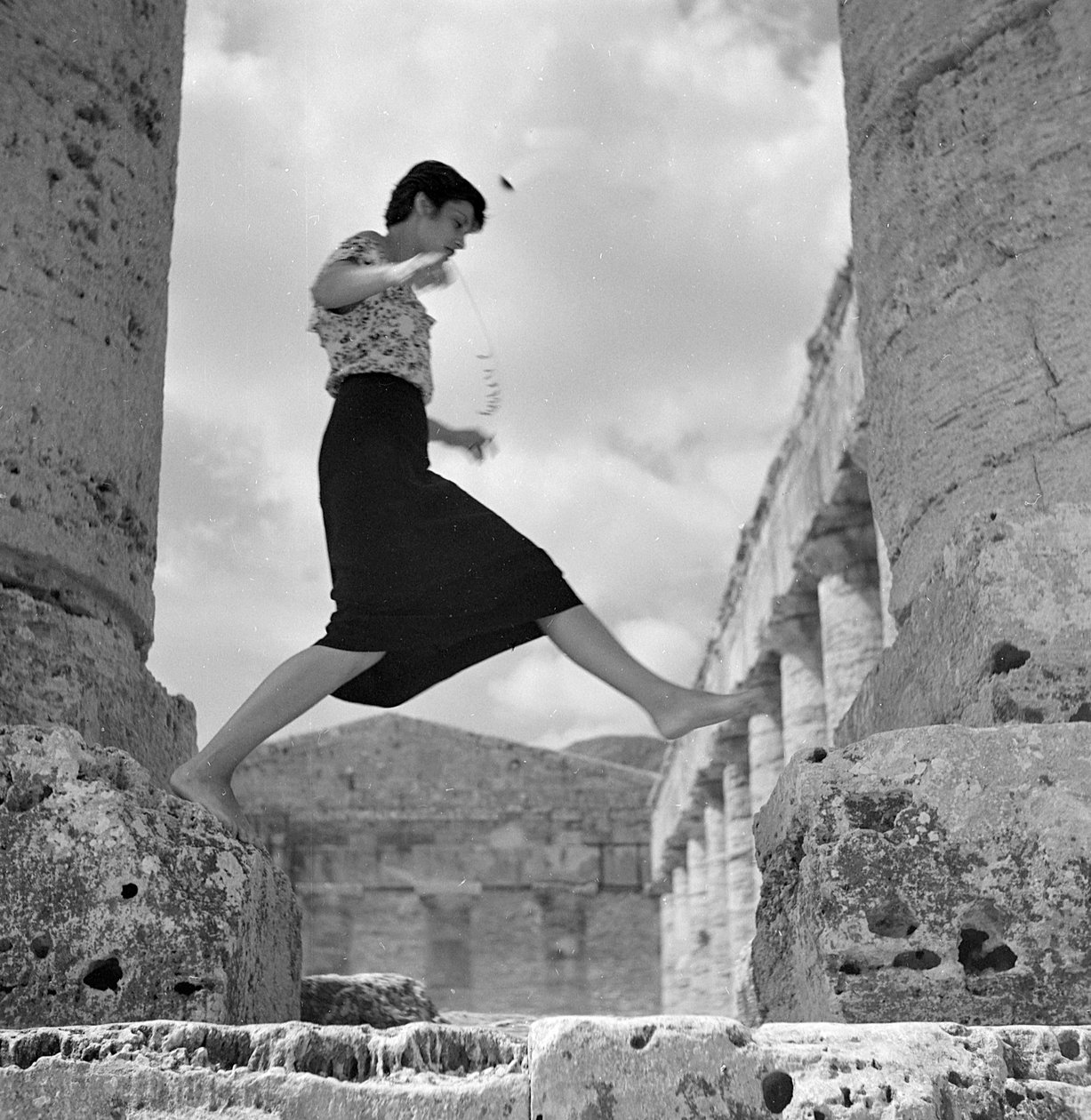 Niña durante una visita al templo de Segesta de Fosco Maraini