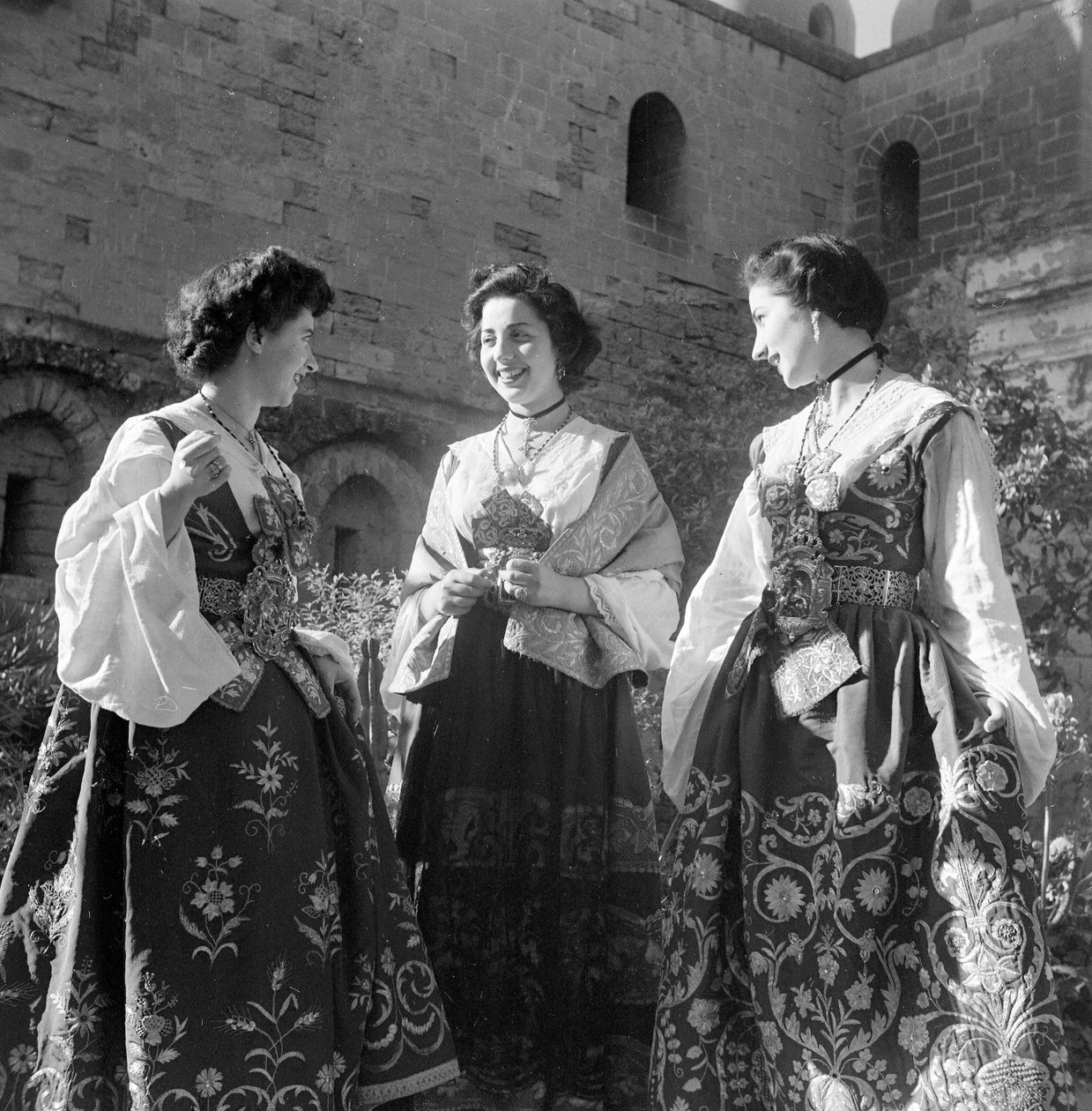 Grupo de mujeres con trajes tradicionales en Piana de 