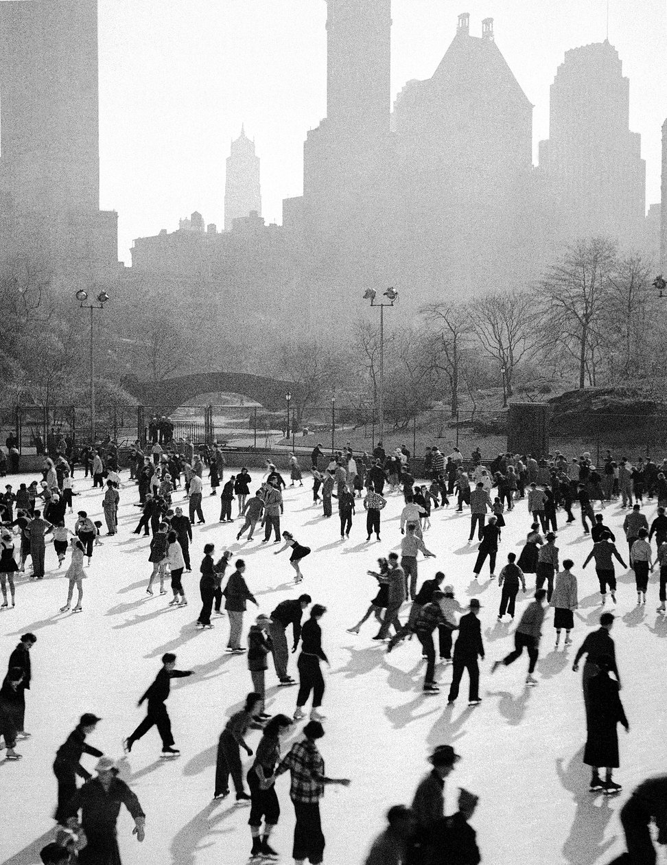 Patinaje sobre hielo en Nueva York de Fosco Maraini
