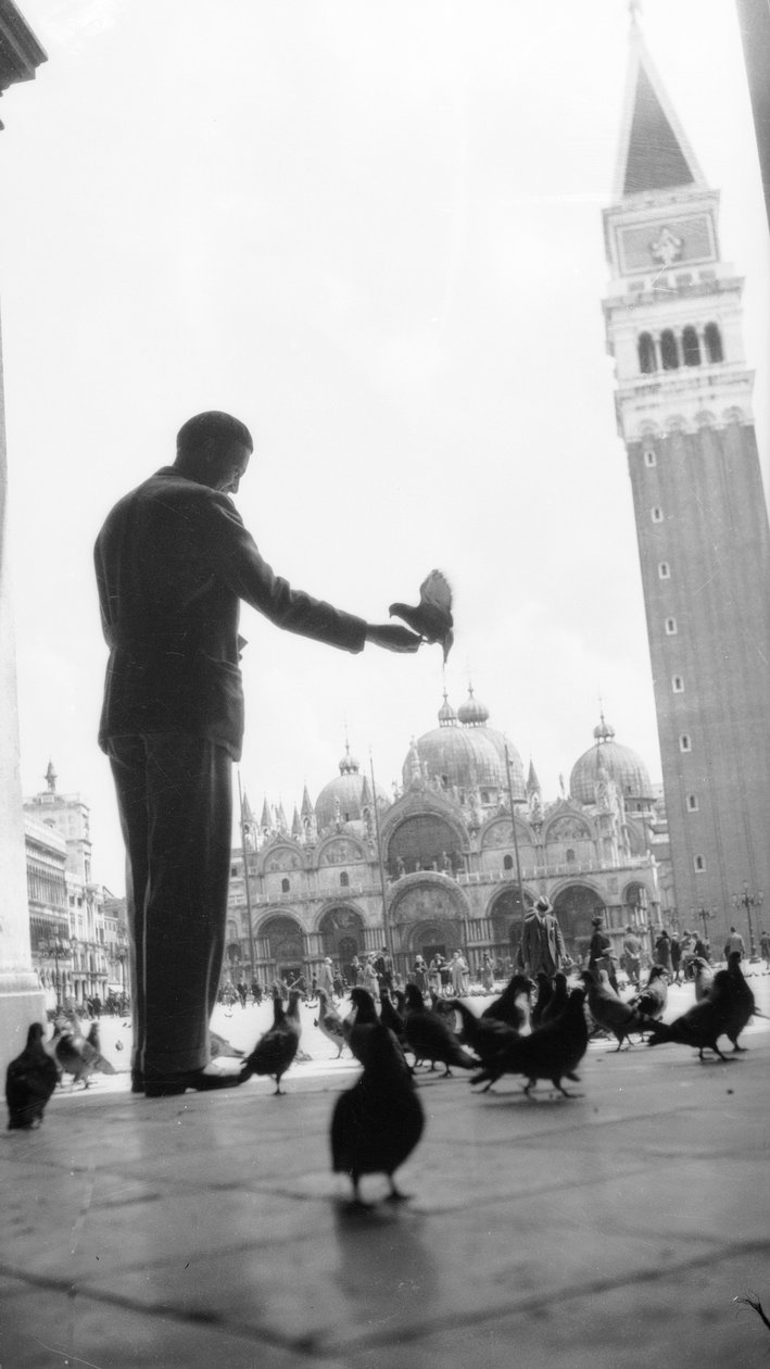 Japón e Italia: el escultor Ernesto Michahelles dice Thayaht en la Plaza de San Marcos de Venecia de Fosco Maraini