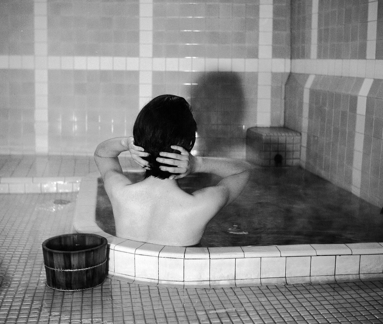 Kyoto: Taeko en el baño de Fosco Maraini