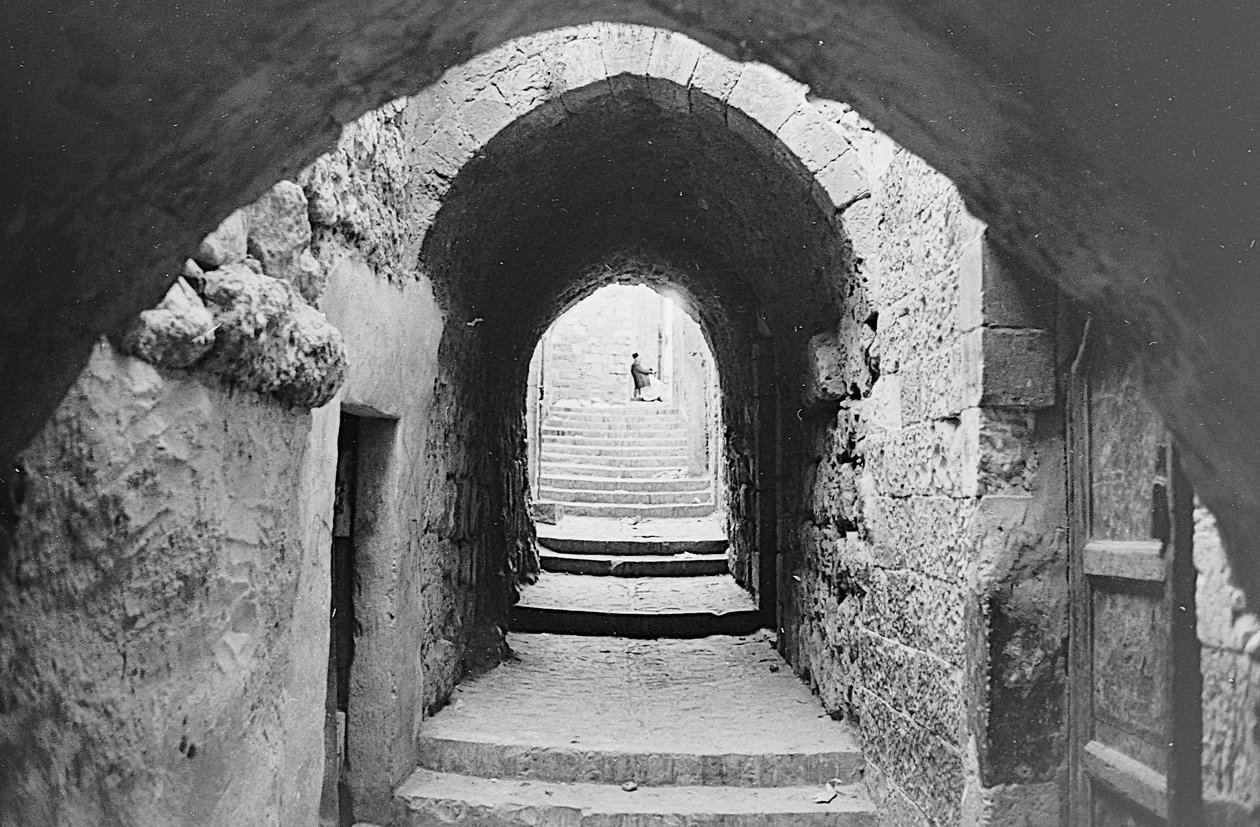 Camino en los zocos de la Ciudad Vieja de Jerusalén de Fosco Maraini