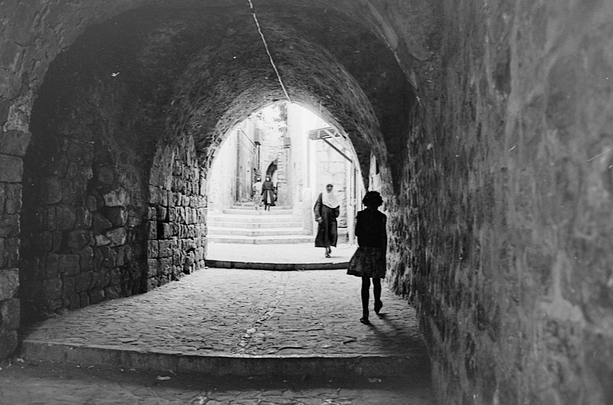 Camino en los zocos de la Ciudad Vieja de Jerusalén de Fosco Maraini