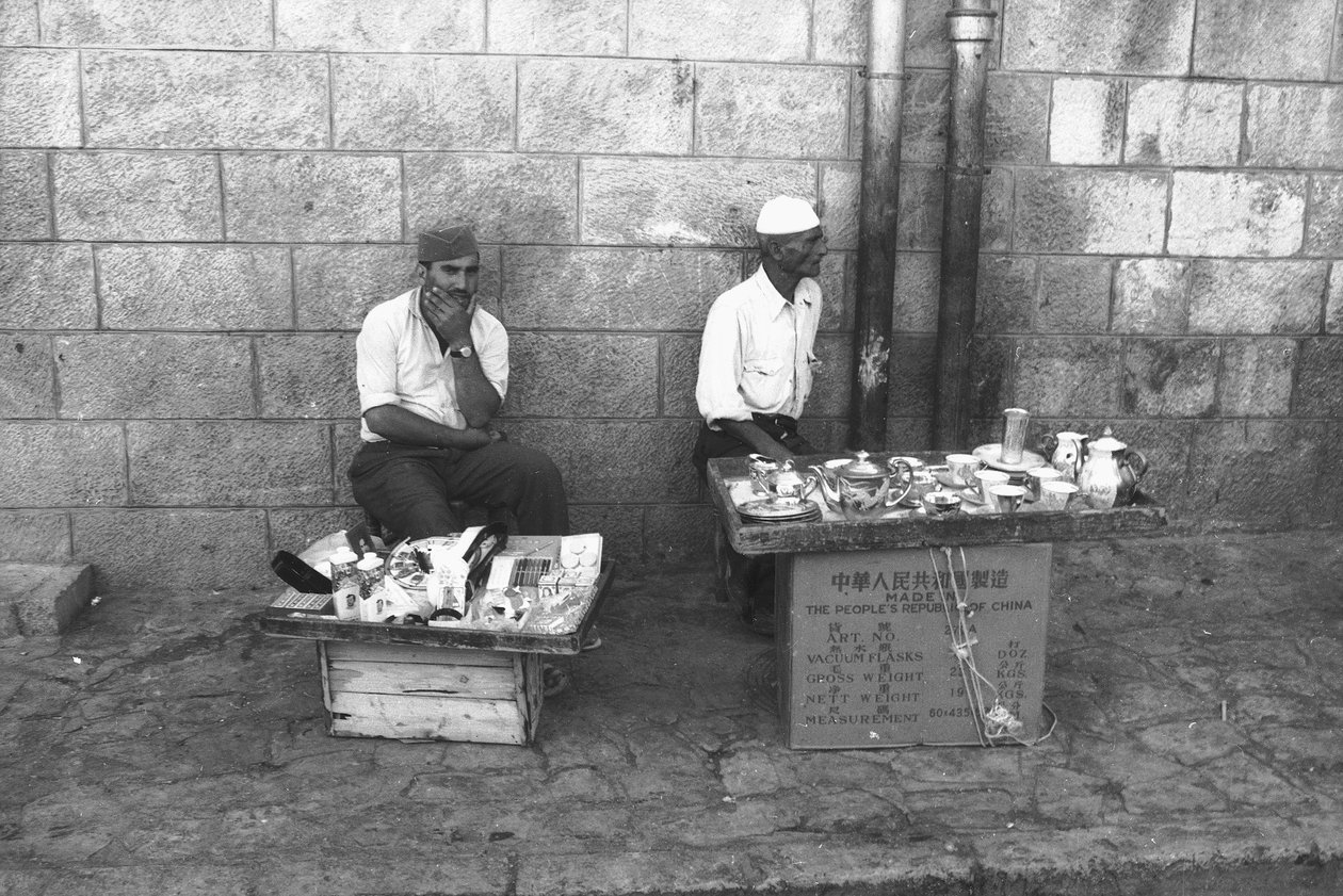 Vendedores ambulantes en una calle de Jerusalén de Fosco Maraini