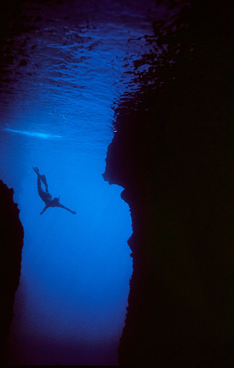 Nadador en una cueva de Zakynthos, Grecia de Fosco Maraini