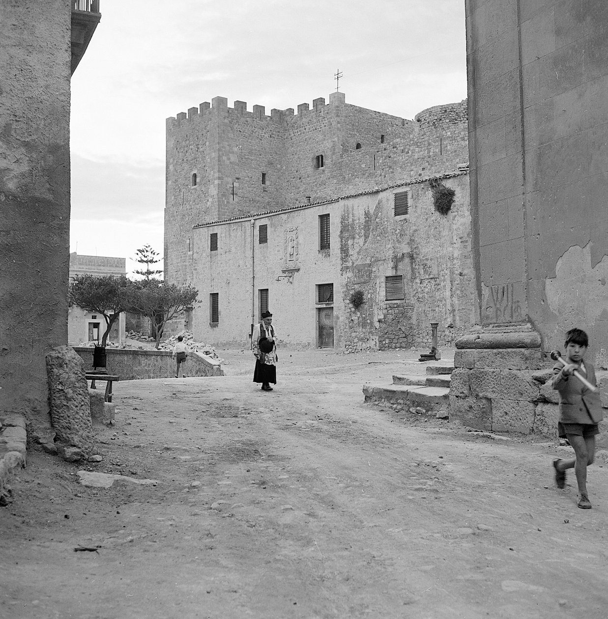 Vista de Salemi con su castillo, Sicilia de Fosco Maraini