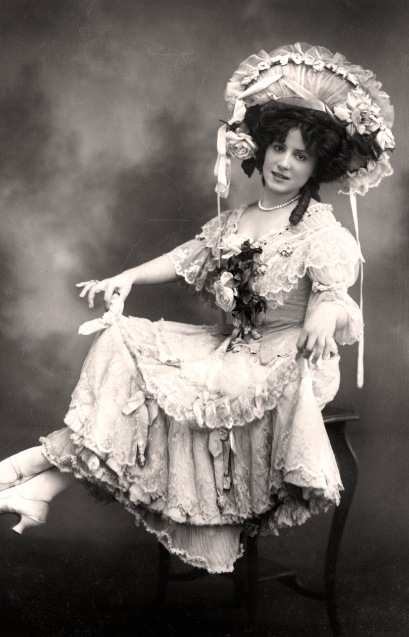 Fanny Dango, cantante y bailarina, principios del siglo XX de Foulsham and Banfield