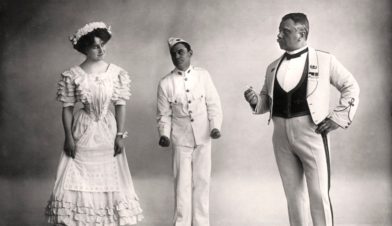 Florence Jameson, Reginald Switz y Alfred Clarke en una escena de La Luna Azul, siglo XX de Foulsham and Banfield