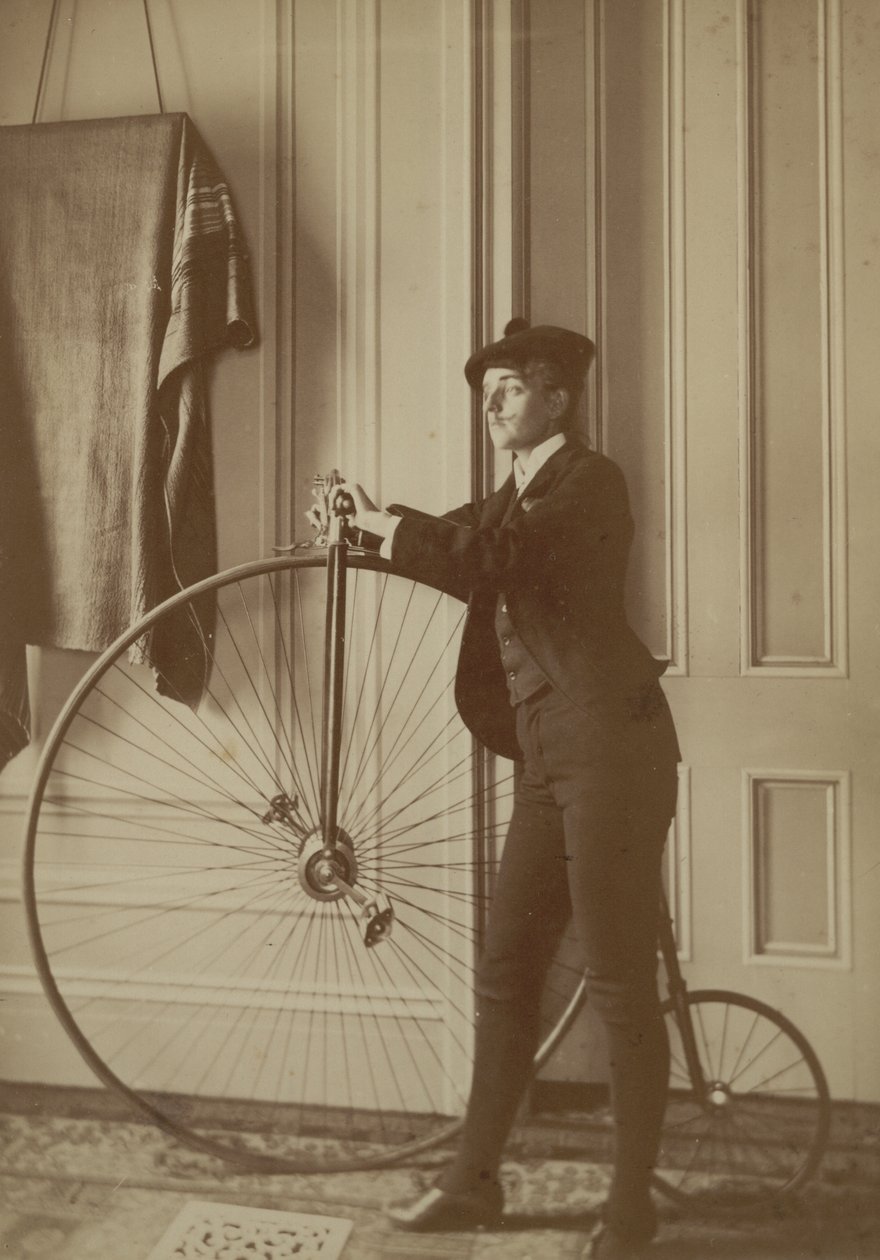 Interior de la casa con una bicicleta Penny Farthing, c.1890 (foto sepia) de Frances Benjamin Johnston