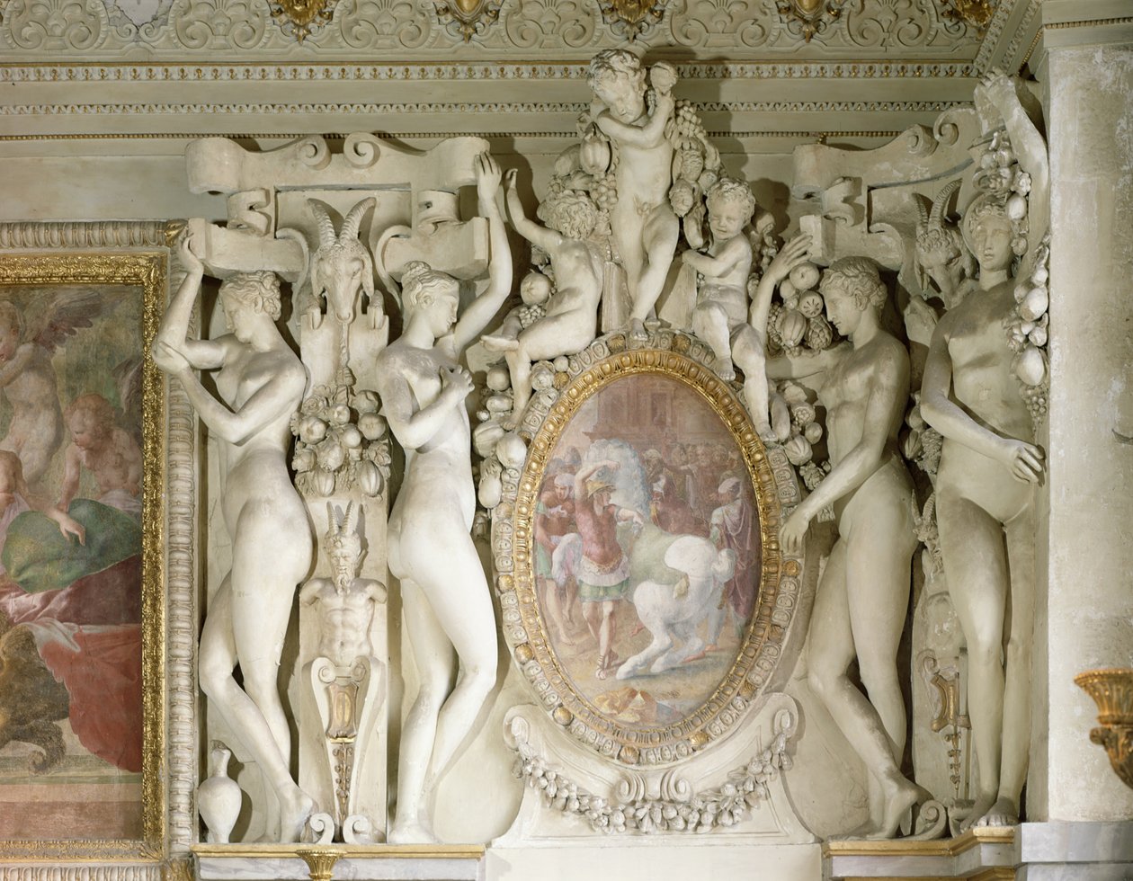 Figuras femeninas y querubines rodeando una pintura de Alejandro Magno entrenando a Bucéfalo, del Escalier du Roi (estuco) de Francesco Primaticcio