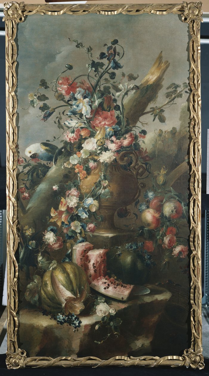 Flores en una urna esculpida, con melones y loro de Francesco Guardi