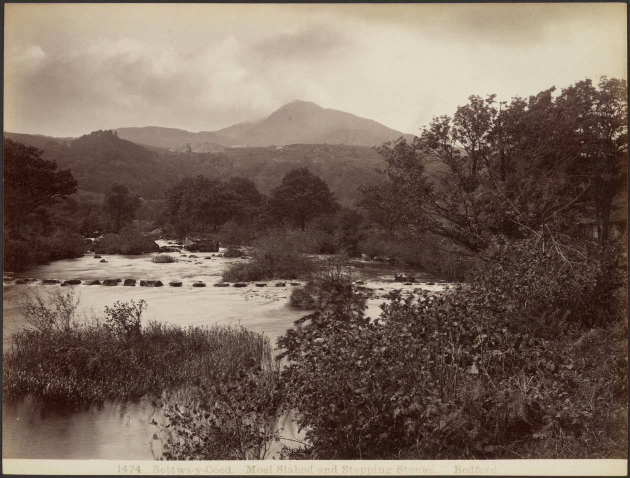 Bettws-y-Coed. Moel Siabod y piedras de vado de Francis Bedford