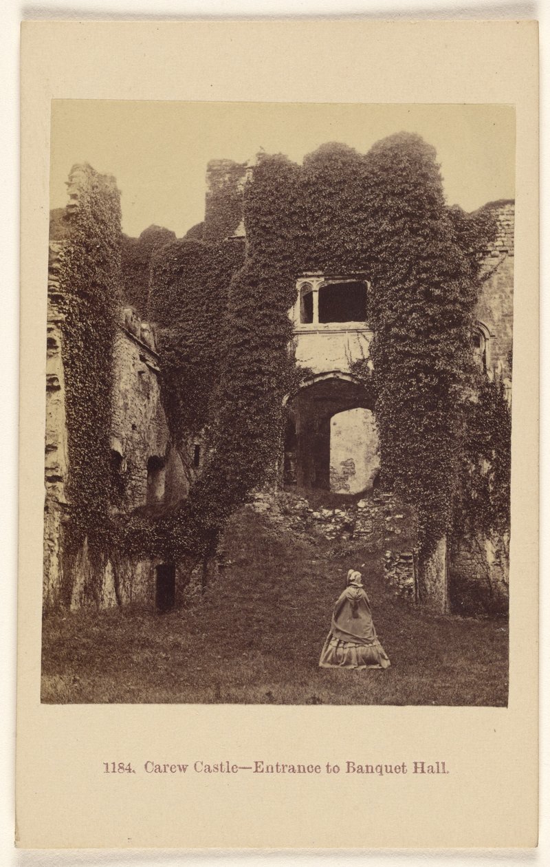 Castillo de Carew - Entrada al Salón de Banquetes. de Francis Bedford