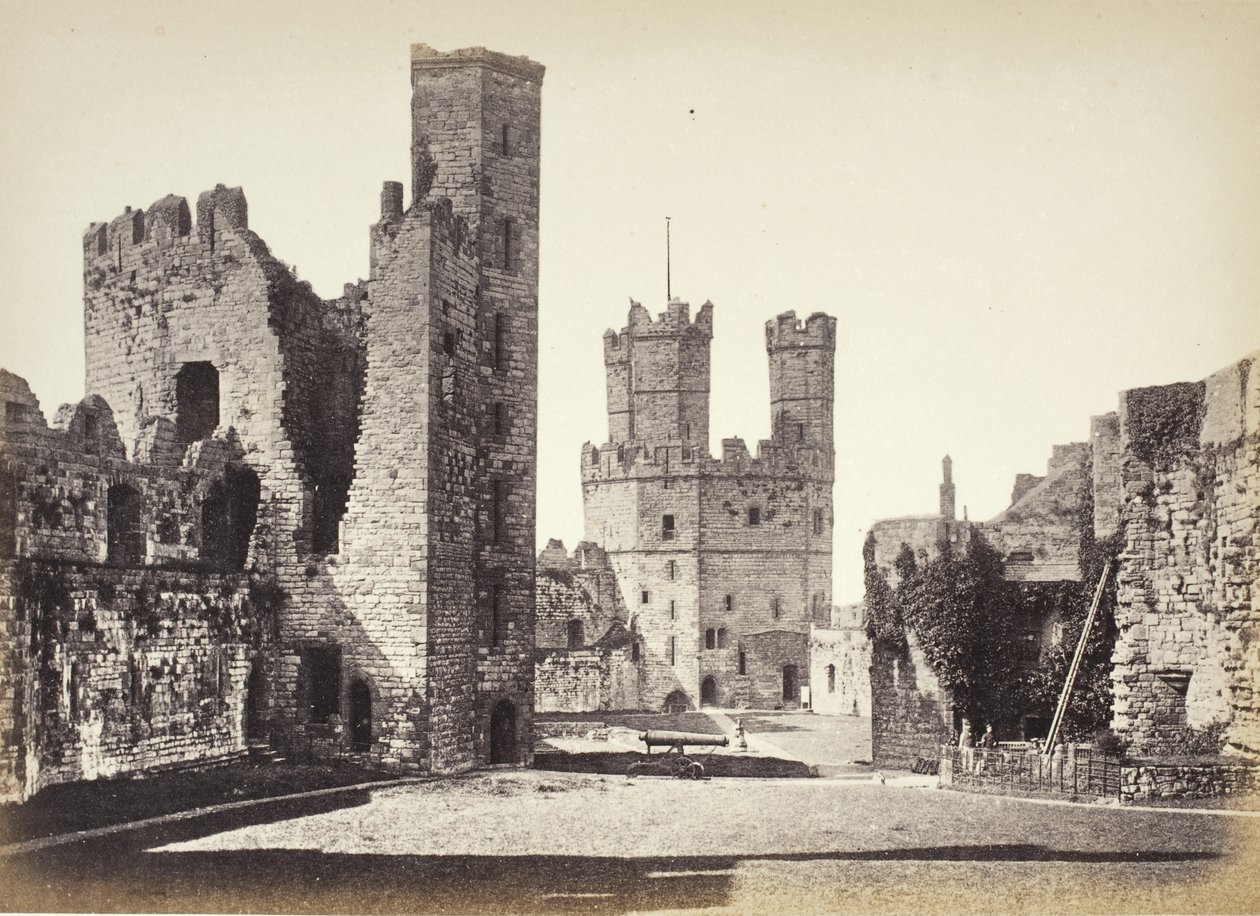 Castillo de Carnarvon, interior, vista hacia la Torre del Águila de Francis Bedford