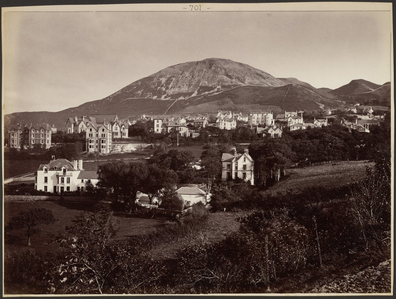 [Ciudad al pie de la montaña] de Francis Bedford